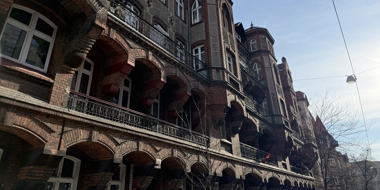 Kamienica Margarety Grüder przy ul. Strusia 3 w Poznaniu – neogotycka fasada z basztowymi wykuszami.webp